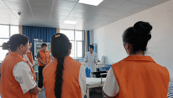 2身著統一工服的學員們正接受培訓.gif